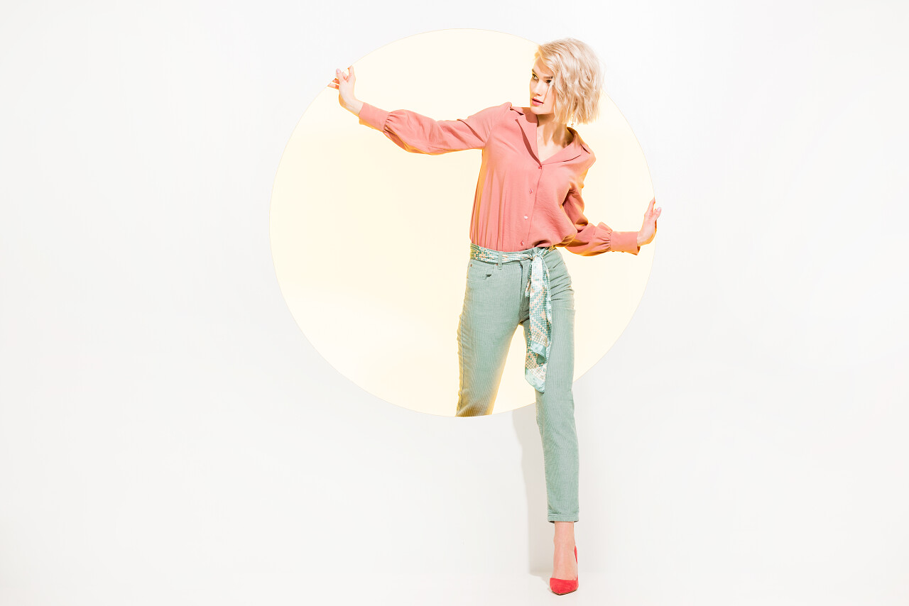 时尚女孩穿五颜六色的衣服摆姿势