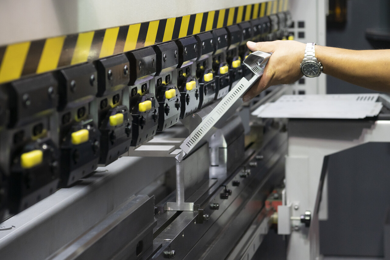 技术员操作人员使用液压折弯机钣金加工工艺