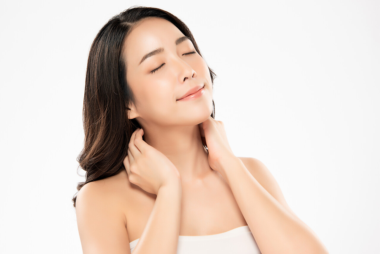 年轻女子干面部护理美容医美鼻子整形