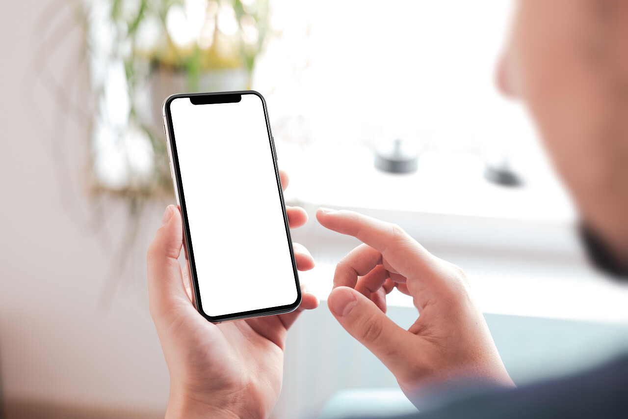 手持黑色智能手机的商务人员