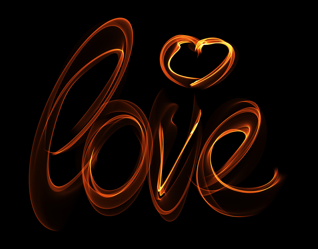 火焰文字和心形在黑色背景