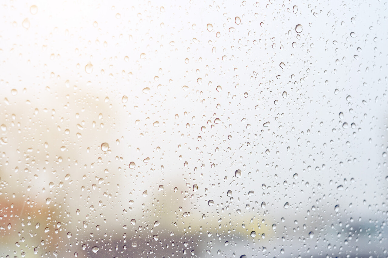 玻璃上雨滴多云天气背景传统二十四节气24节气雨水