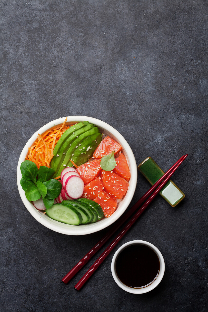 三文鱼和蔬菜夏威夷生鱼沙拉