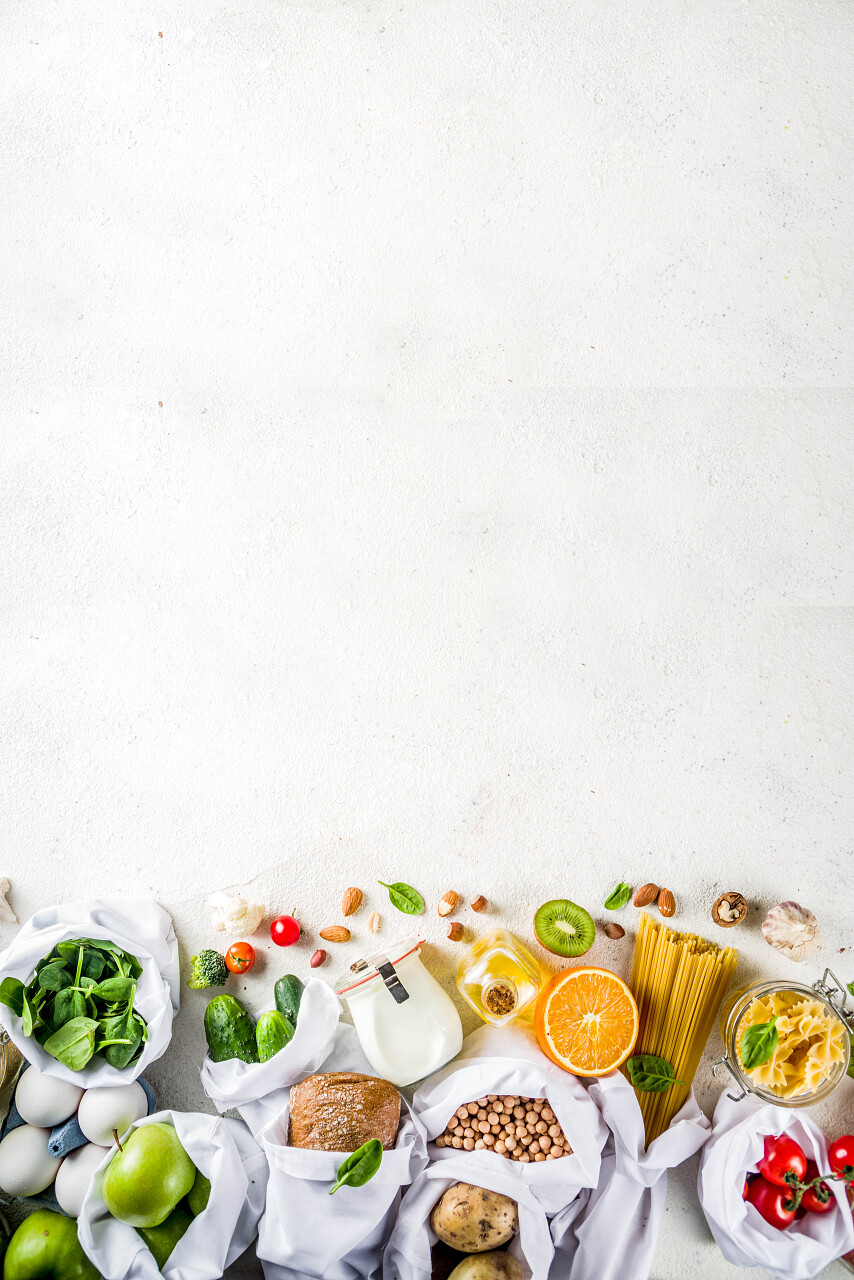 各种农场有机蔬菜谷物面食鸡蛋和水果在可重复使用的包装超市袋