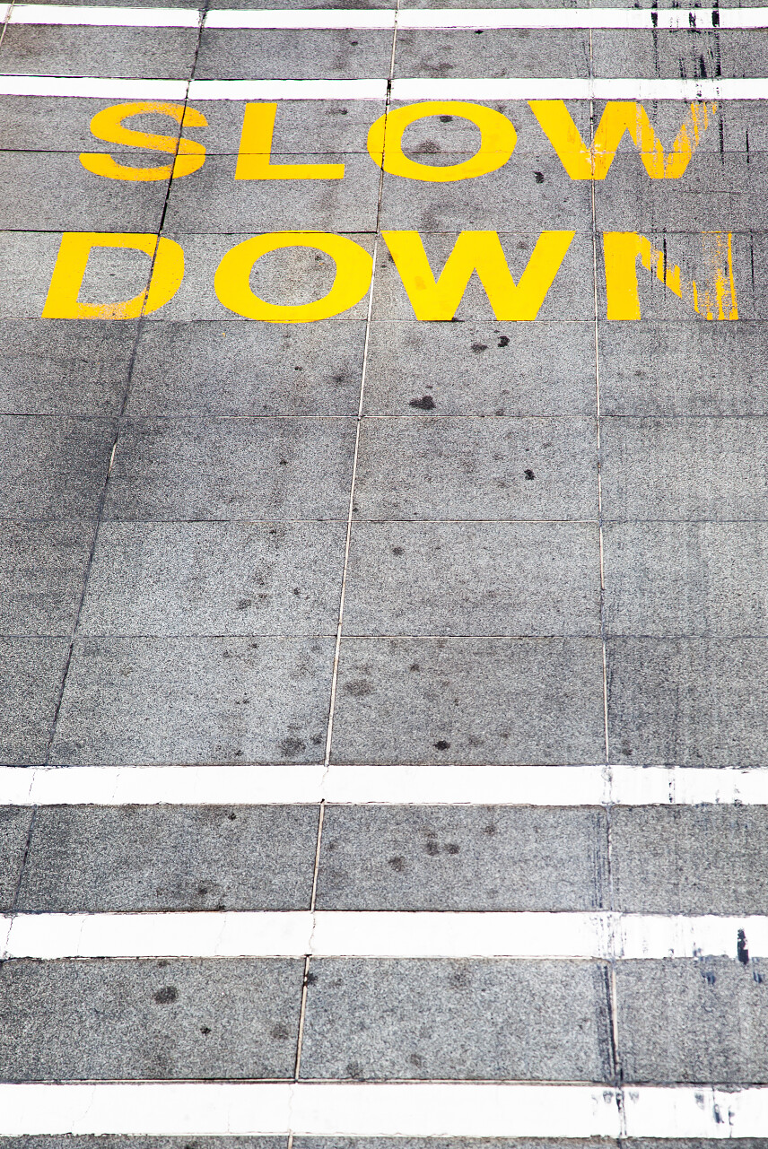 在路上放慢路标专注