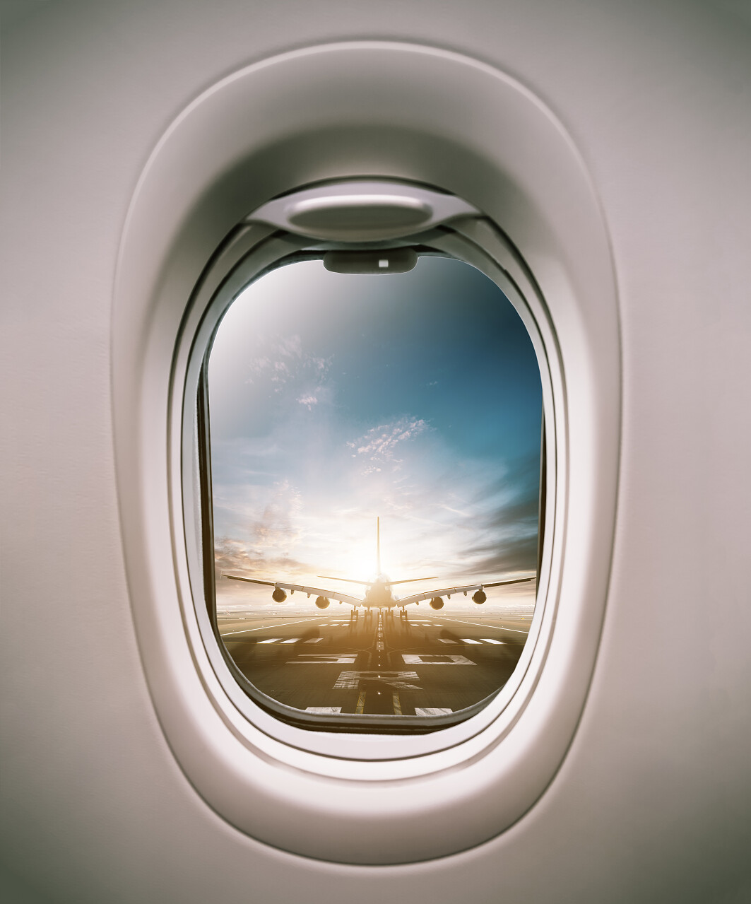 飞机窗口视图跑道与巨大的飞机现代快速旅行的概念