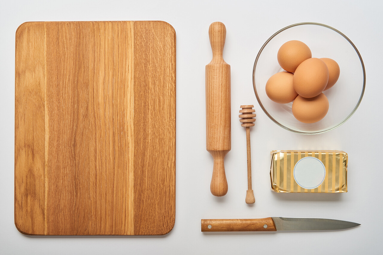 平躺与木制炊具和面包店食材在灰色背景