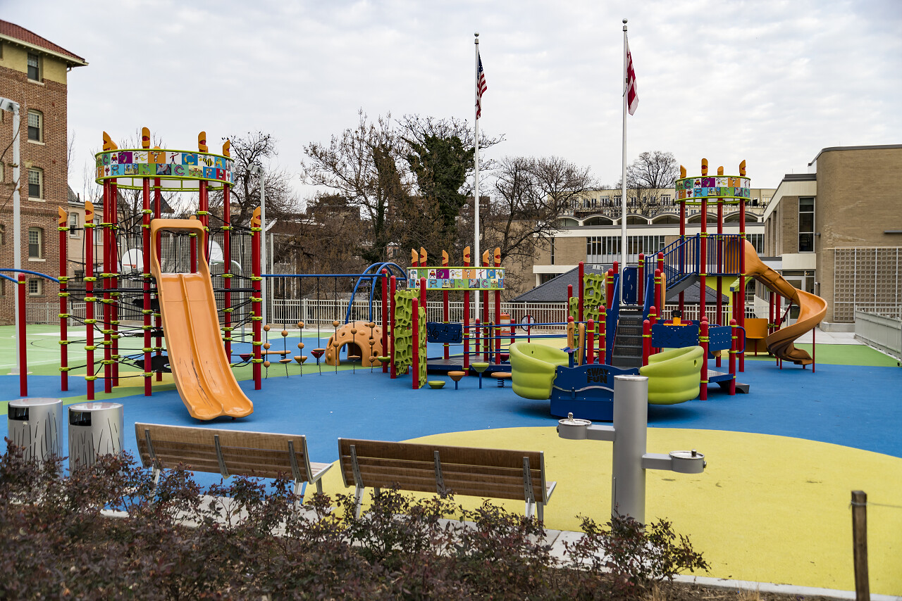 乔治敦华盛顿公园的院子里有五颜六色的游乐场