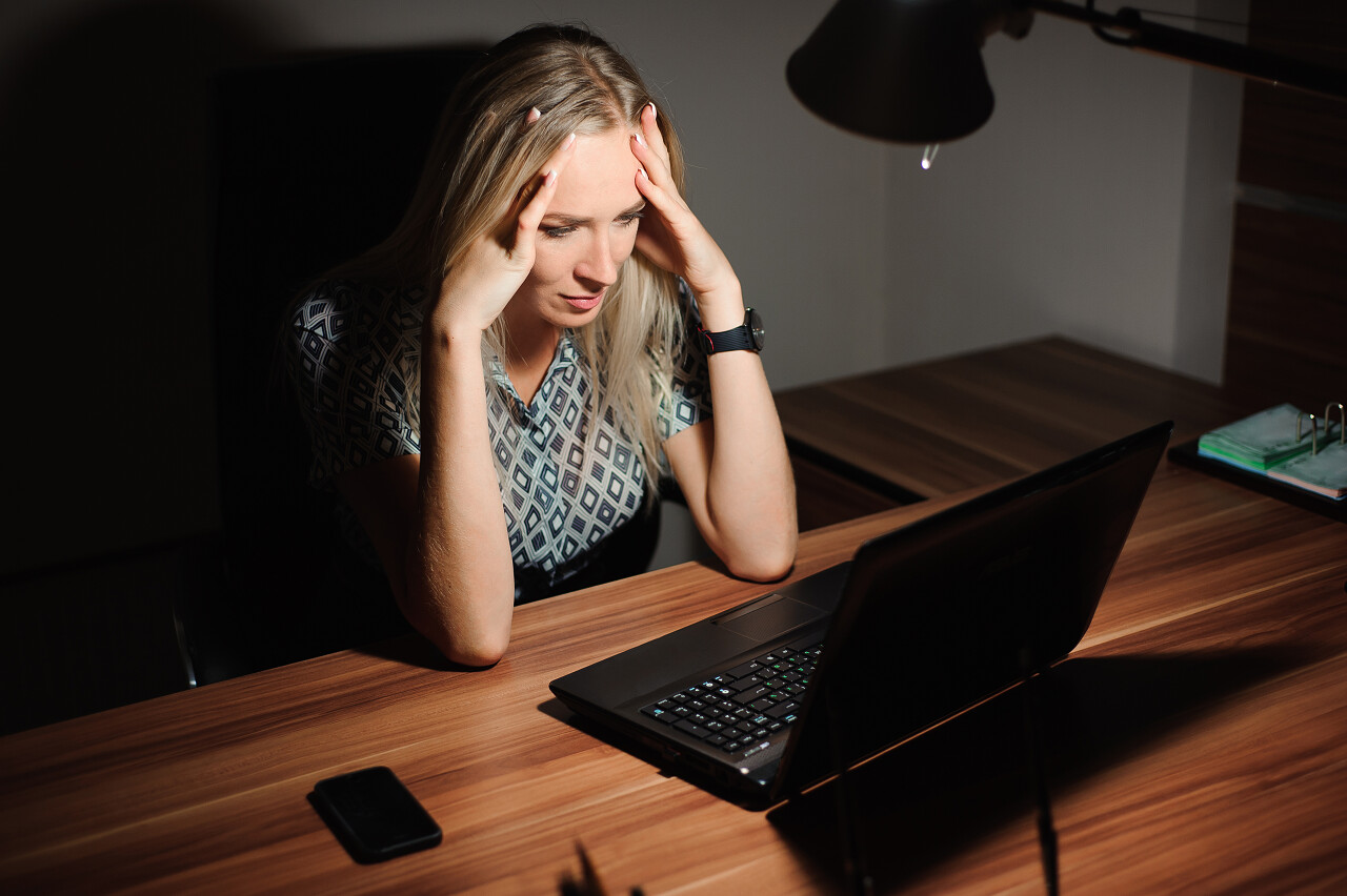 强调女商人坐在办公室桌前和思考的解决方案工作思考疲劳辛苦工作疲劳烦躁犯困烦躁恼火烦躁