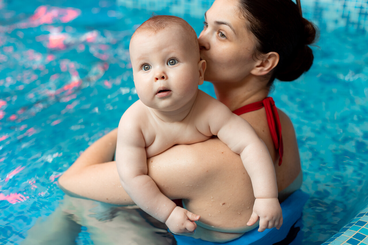婴儿和母亲在泳池游泳亲子游泳婴幼儿游泳