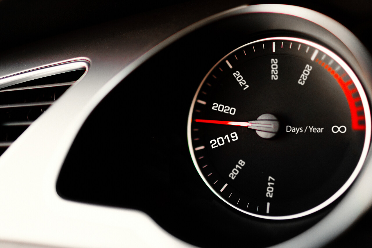 豪华车内饰细节车里的仪表板测速仪