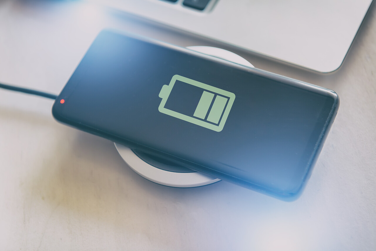 智能手机在无线充电垫附近充电器.