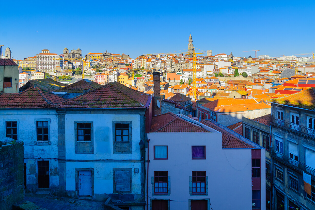 葡萄牙波尔图市中心的各种建筑和城市天际线的景色