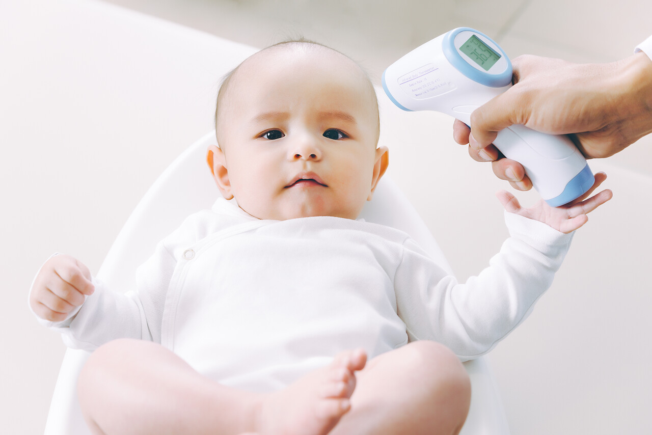 特写取婴儿男婴的体温