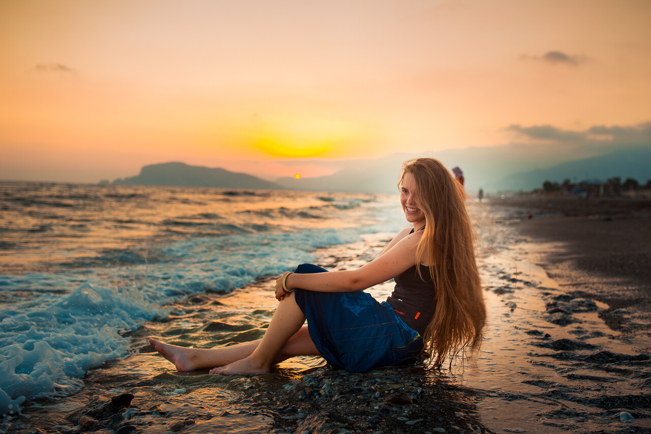日落时在海岸线边上放松