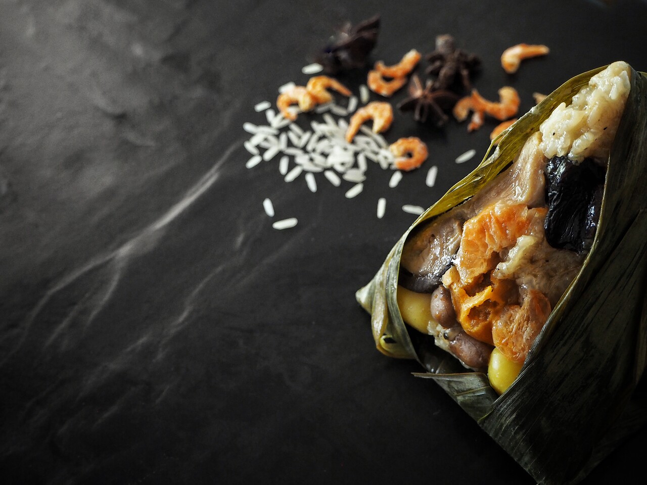 黑色背景的粽子中餐端午节