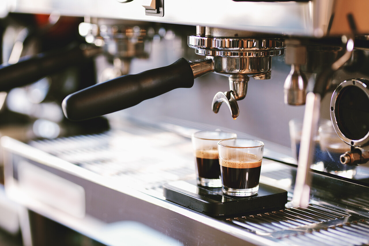 咖啡机在做咖啡