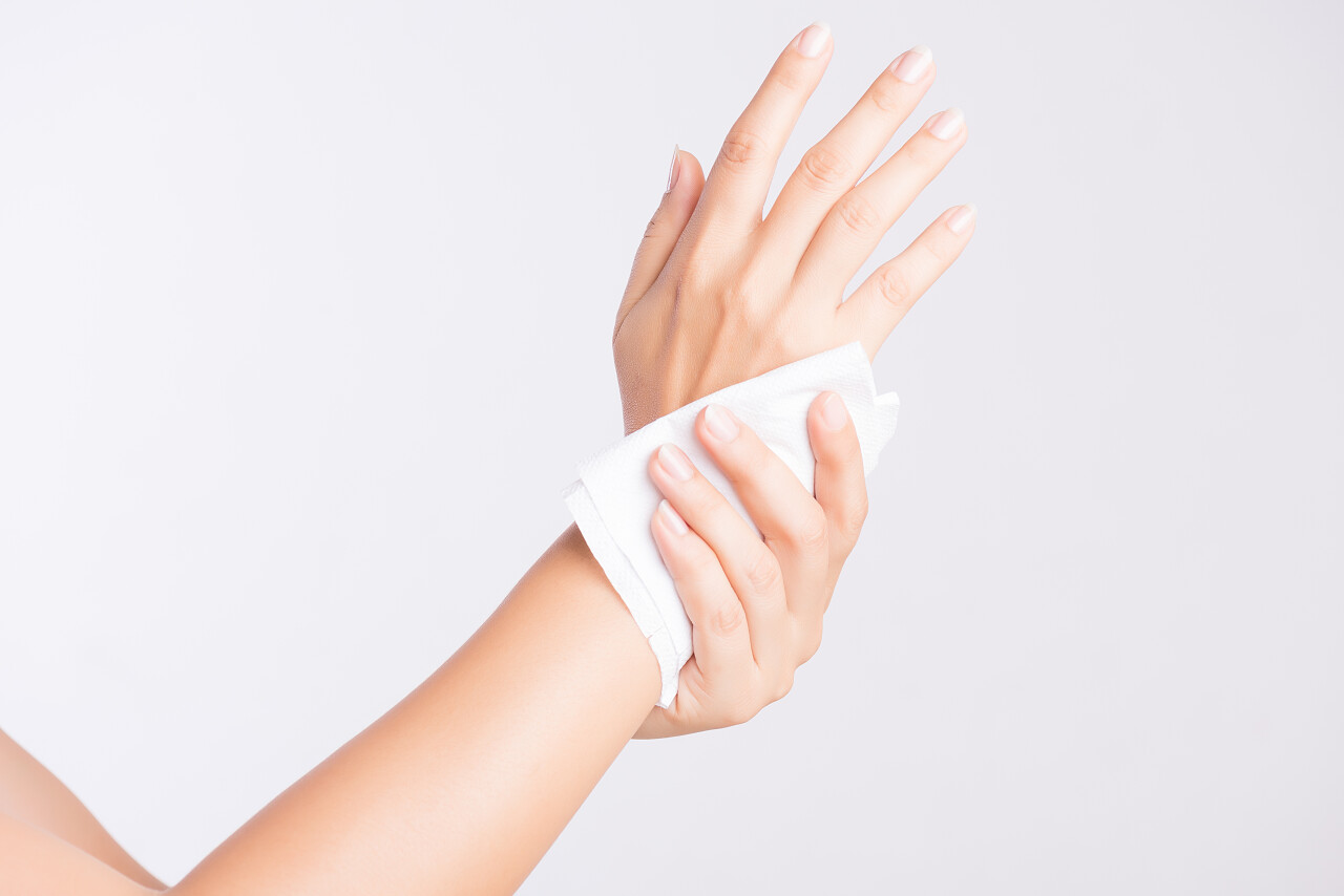 女人用纸巾擦手