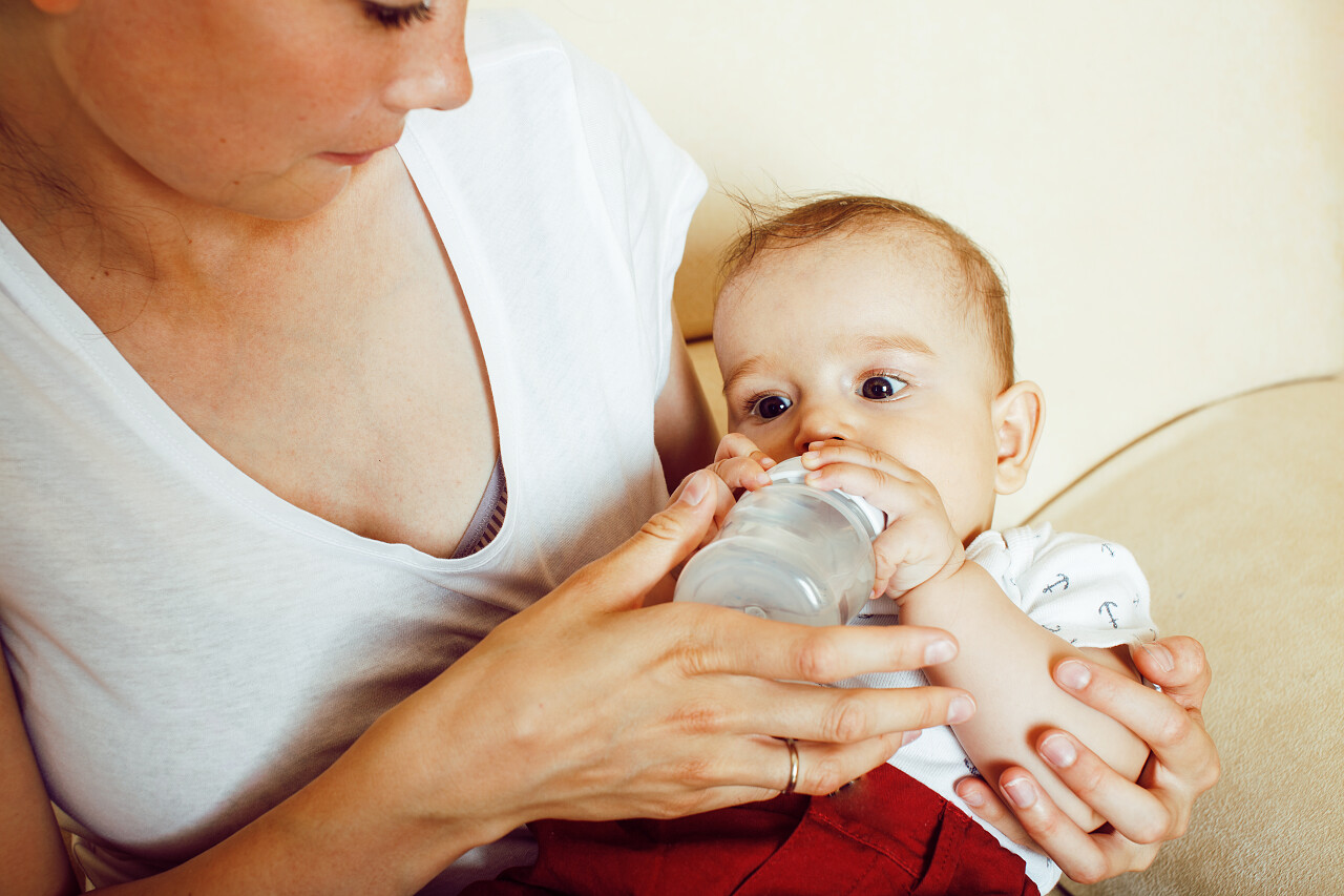 母亲在喂奶月嫂