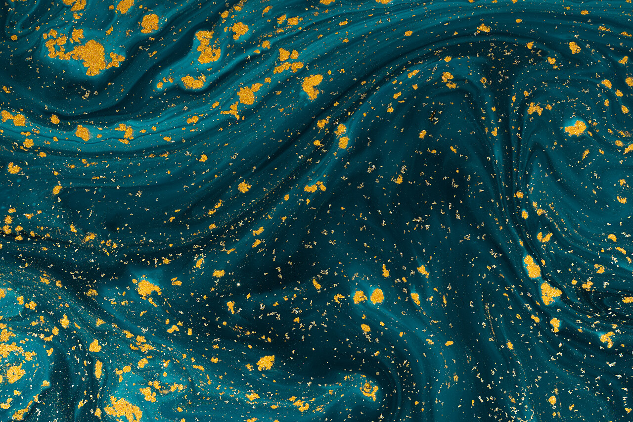 抽象蓝色油漆背景与金黄闪光粉末