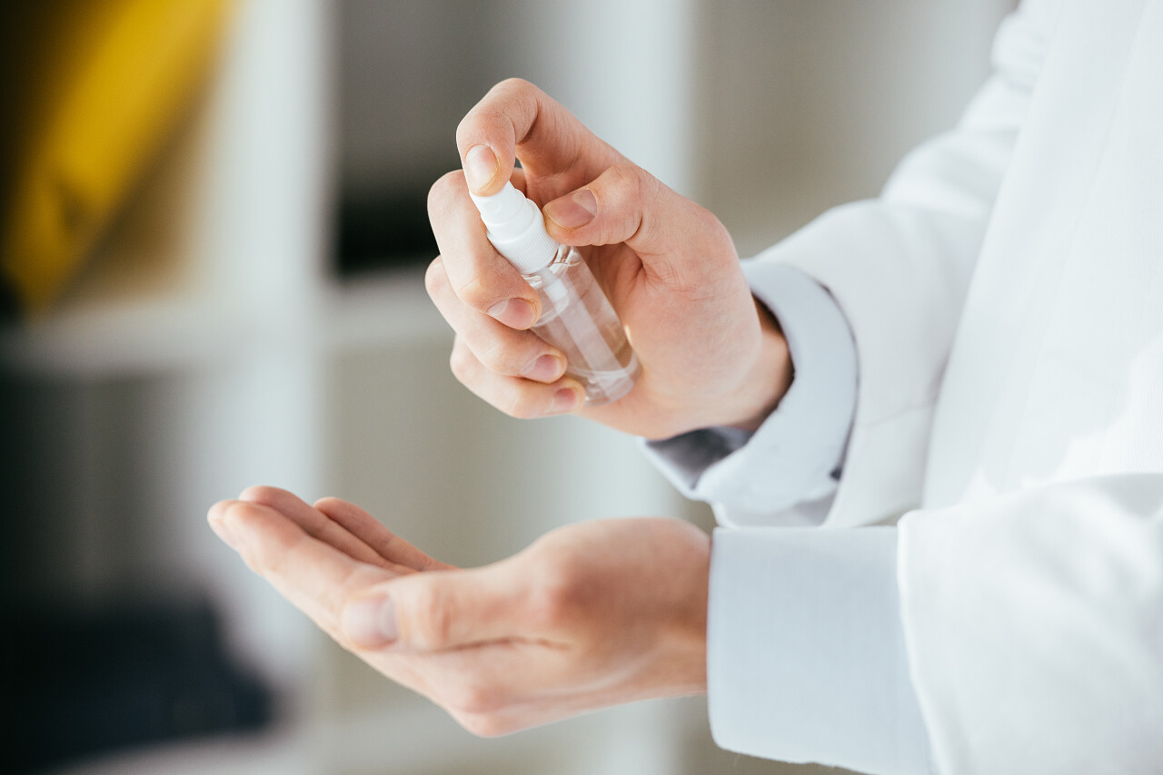 男子在喷洒喷雾