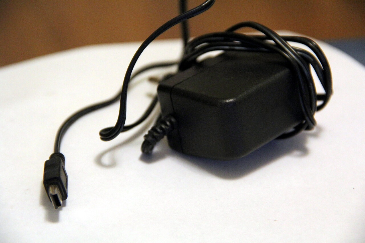 桌子上的充电器