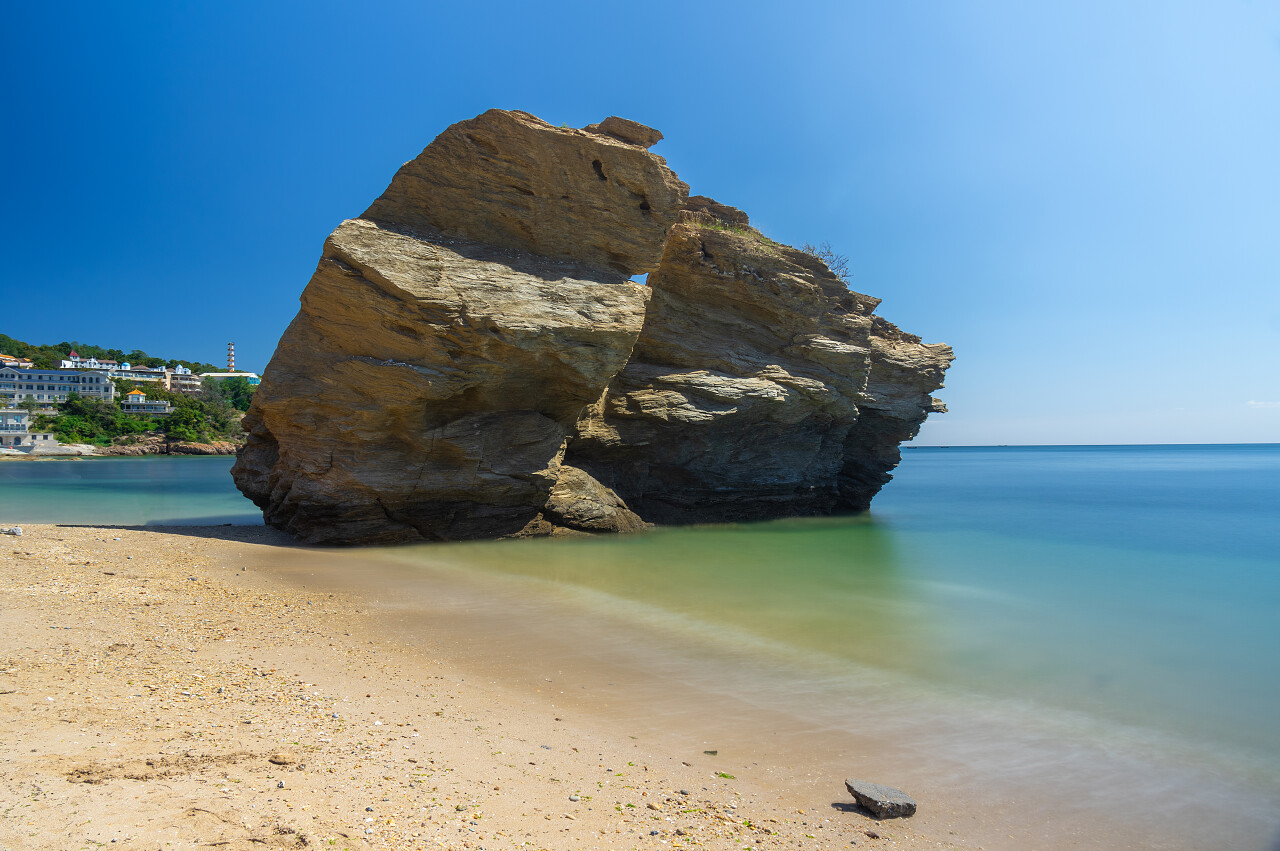 海边巨大的岩石大连旅游