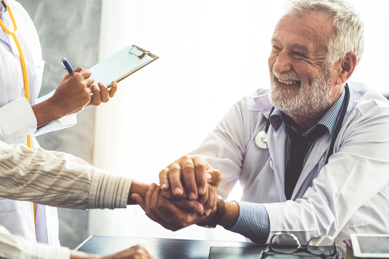 医生和病人握手团结握手企业团结团结人物医生看诊病人