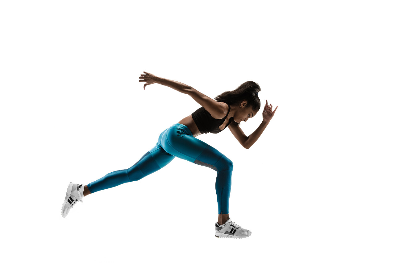 年轻的女子在奔跑产后瑜伽产后瑜伽