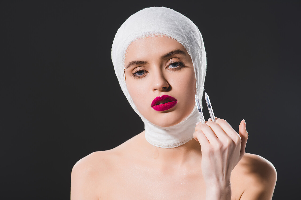 女子整容打瘦脸针