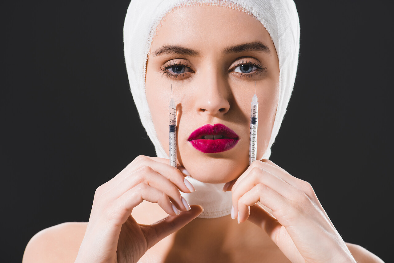 女子整容打瘦脸针美容面部抗衰医生打针注射