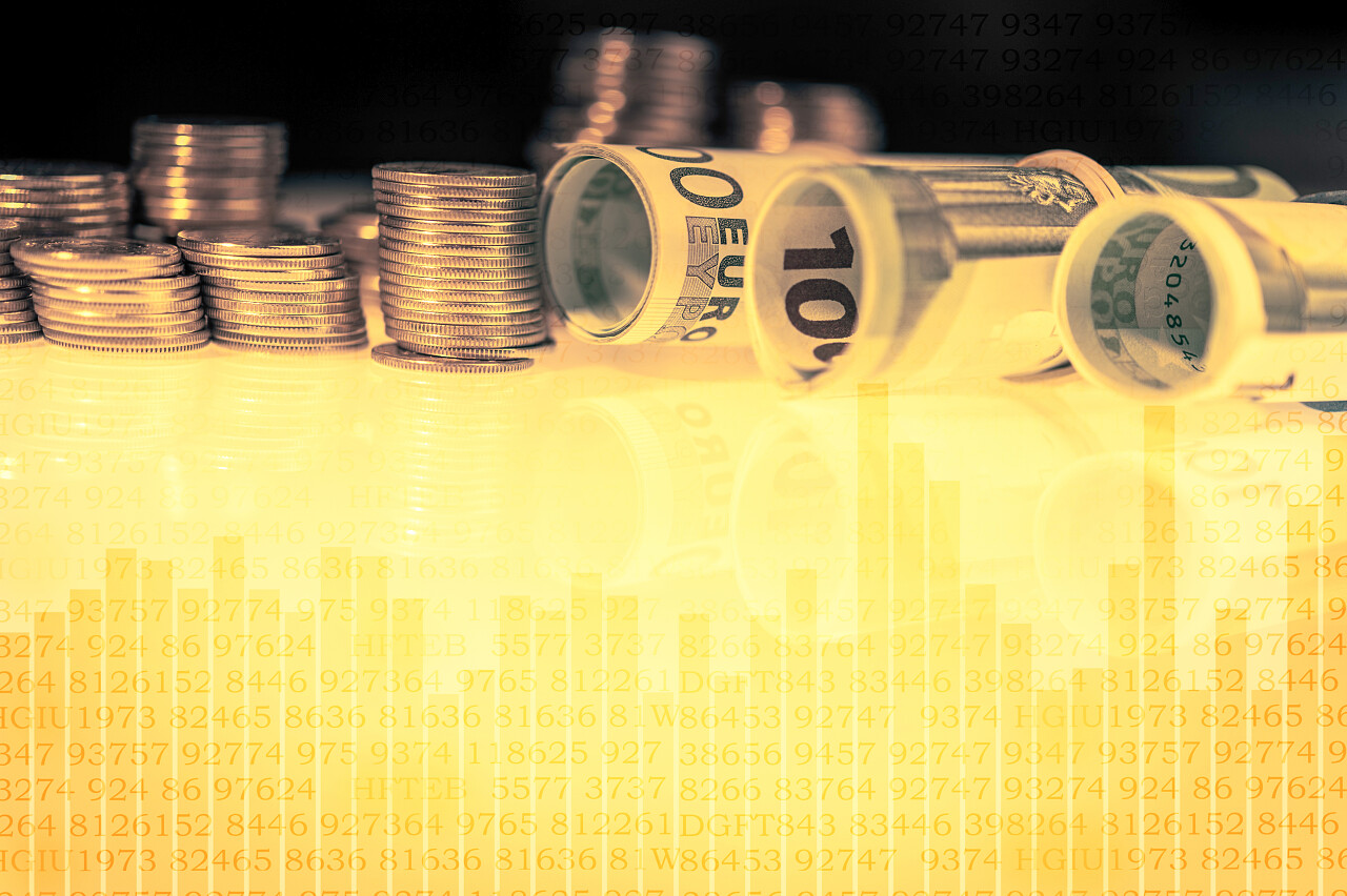 桌子上的纸币和硬币