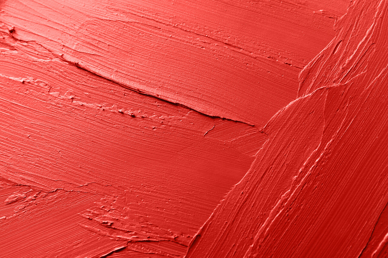 口红涂抹在桌子上