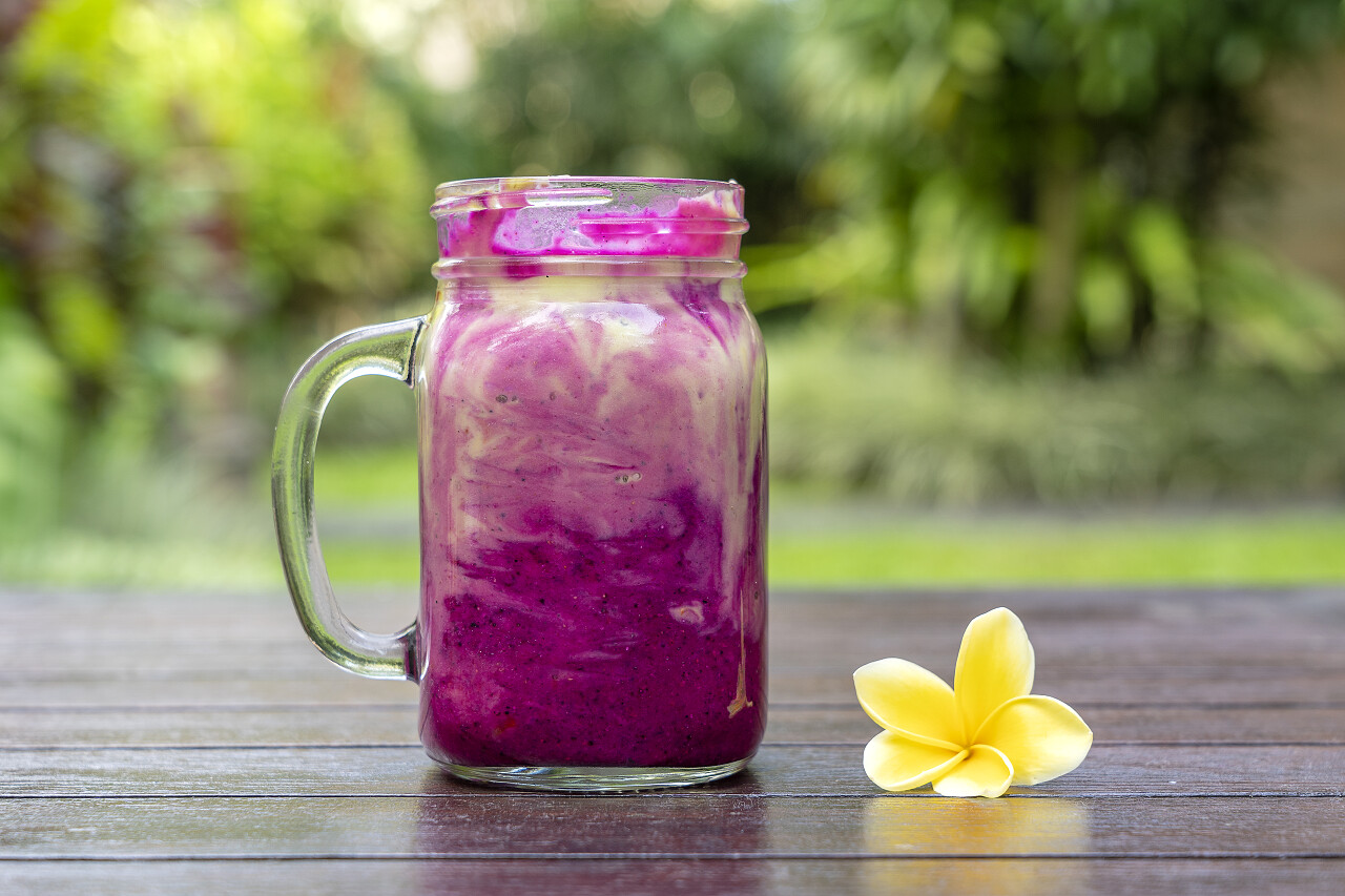 杯子里的火龙果汁