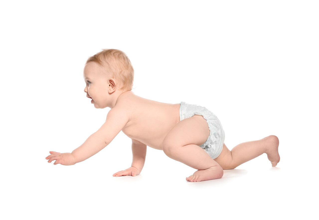 可爱的小婴儿爬行白色背景
