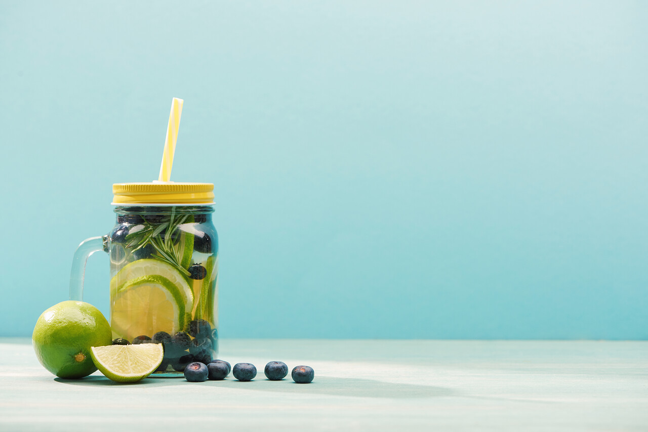 杯子里的柠檬茶饮料