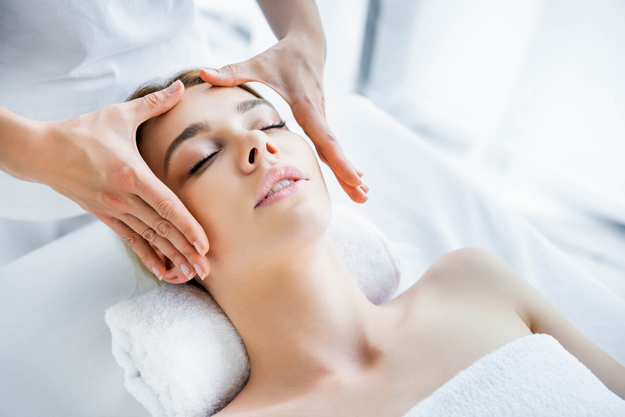 在美容院按摩面部清洁脸部面部按摩