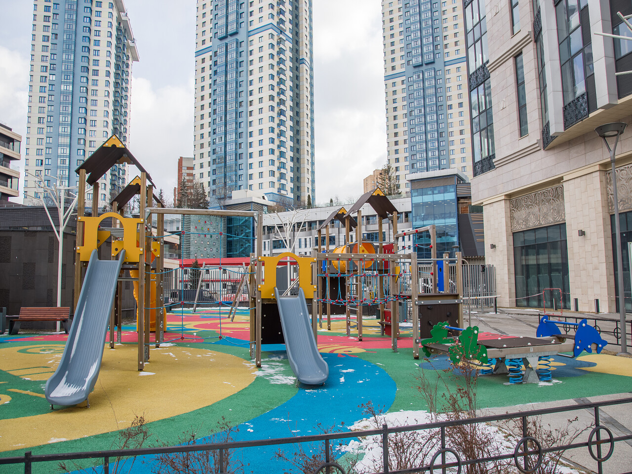 幼儿园里的滑滑梯美好社区美好户外装备