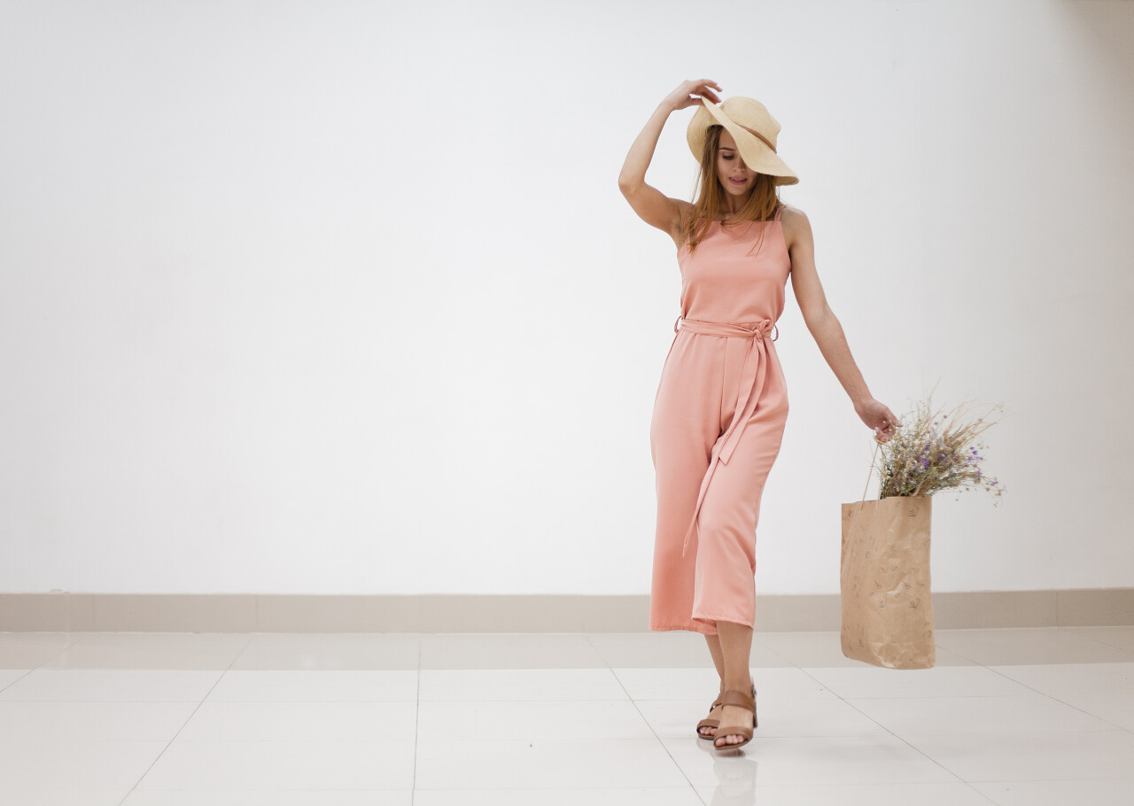 拿着手提袋的女子美女三七女生节37女生节三八妇女节38妇女节