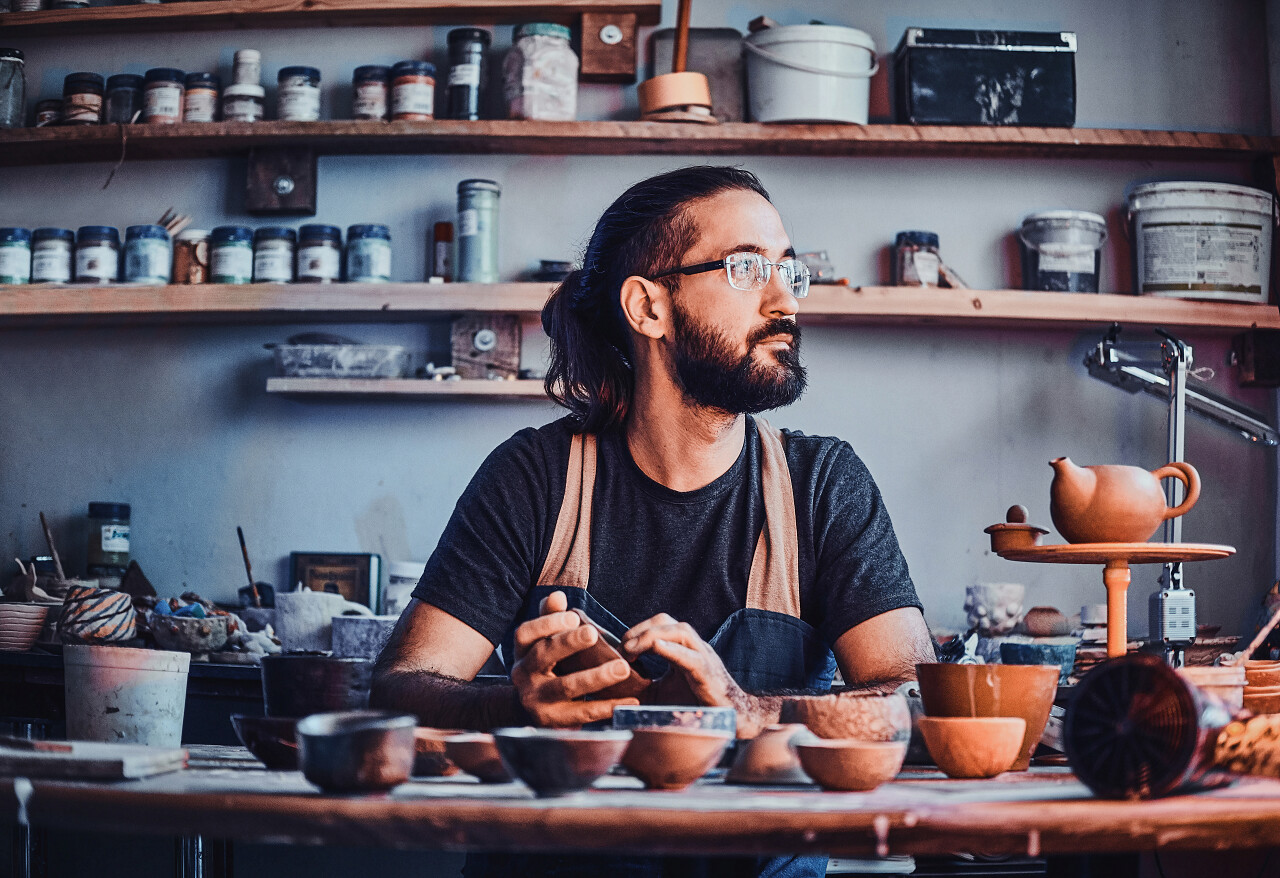 男子手工制作新茶壶