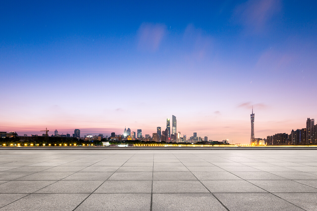 夜晚城市里的沥青路面