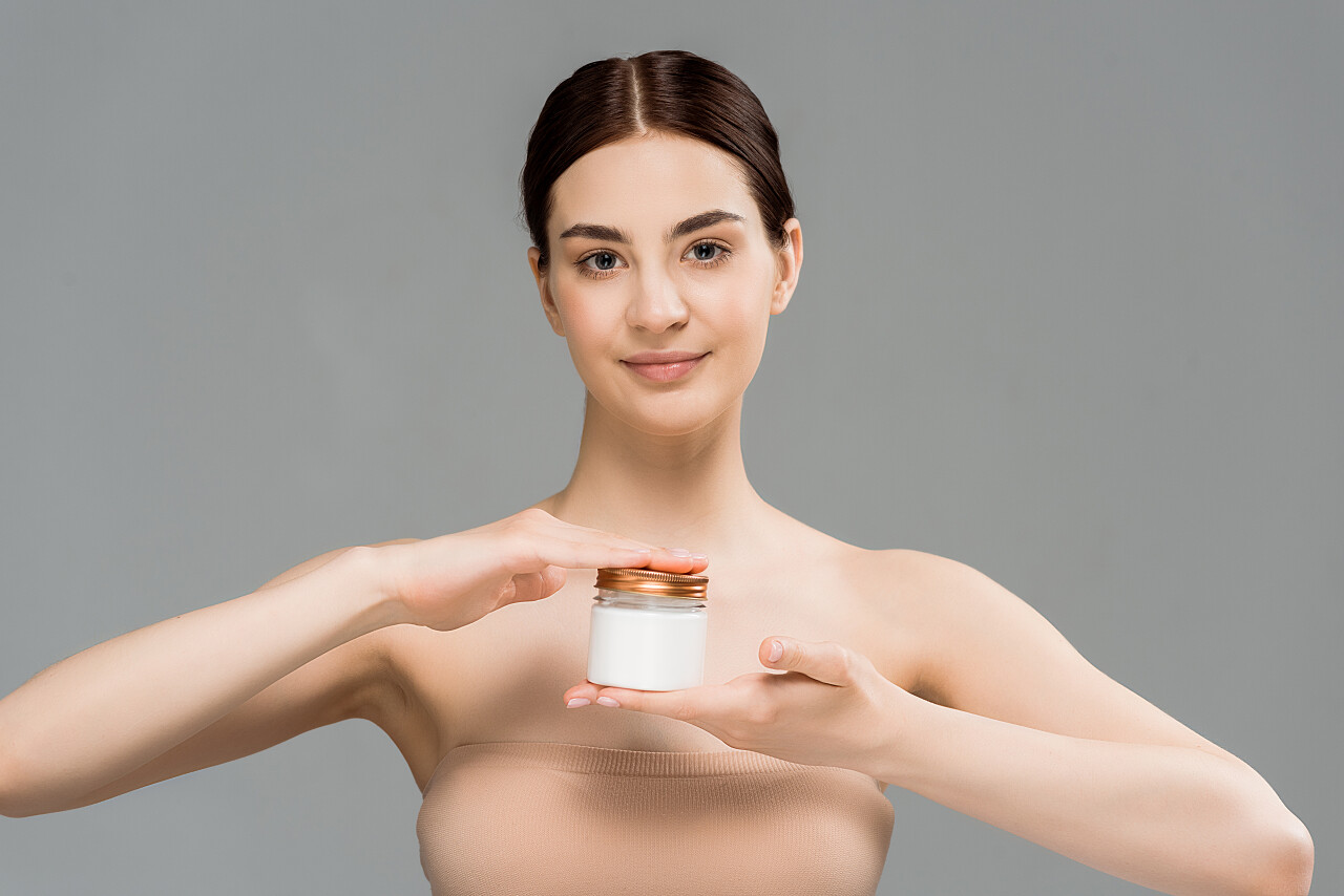 女子拿着化妆品