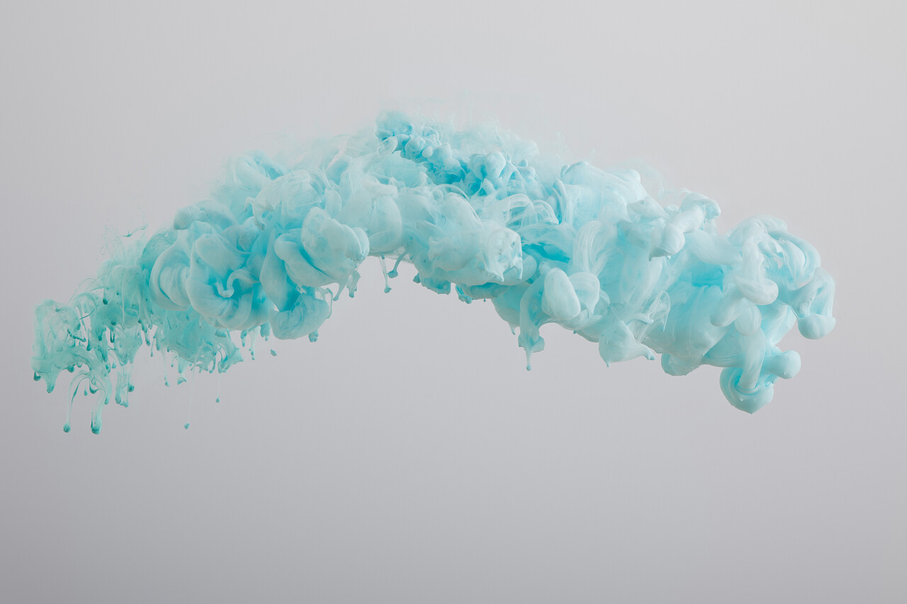 蓝色丙烯酸漆漩涡的特写视图