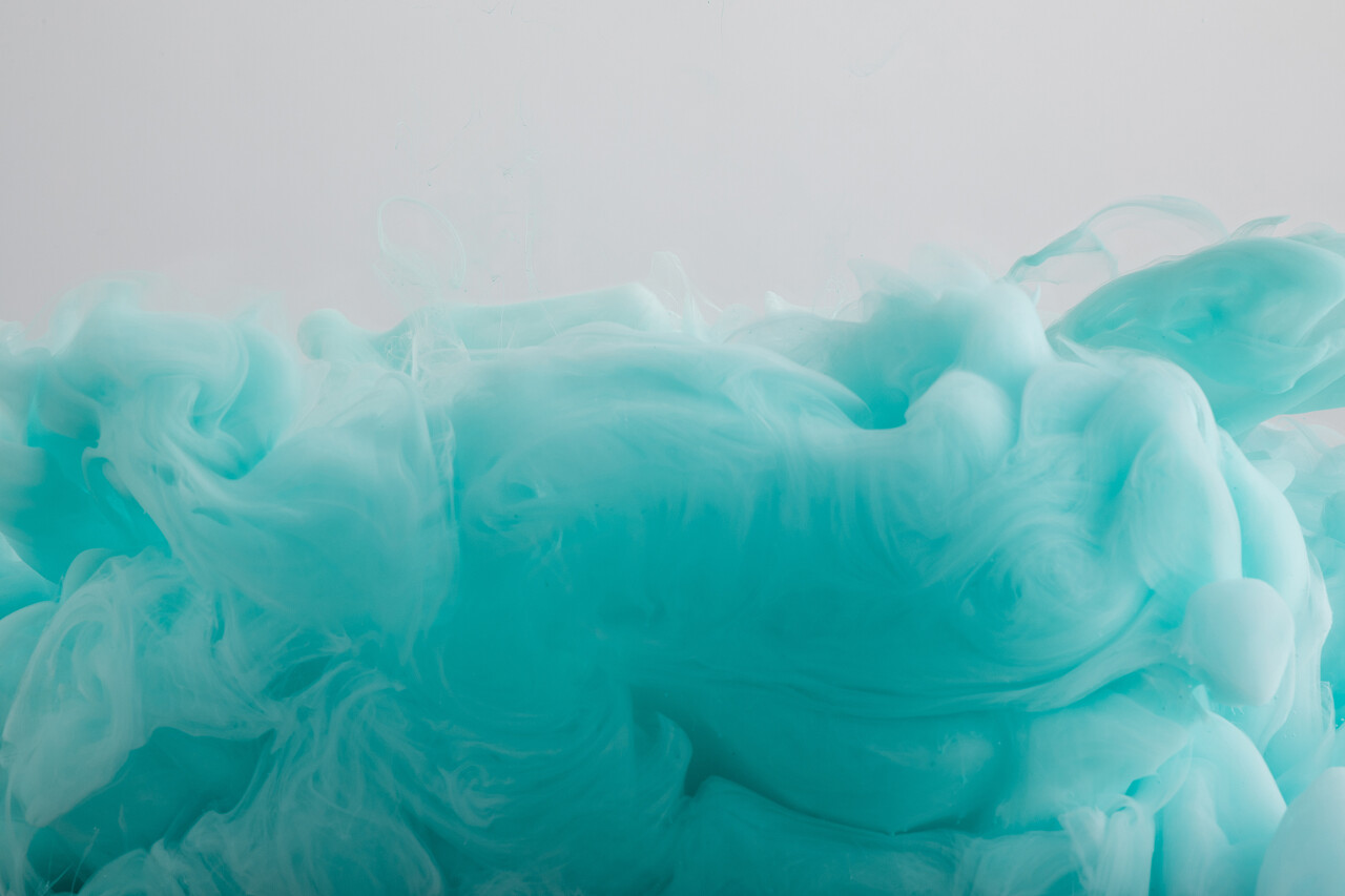 绿松石水彩漩涡的特写视图