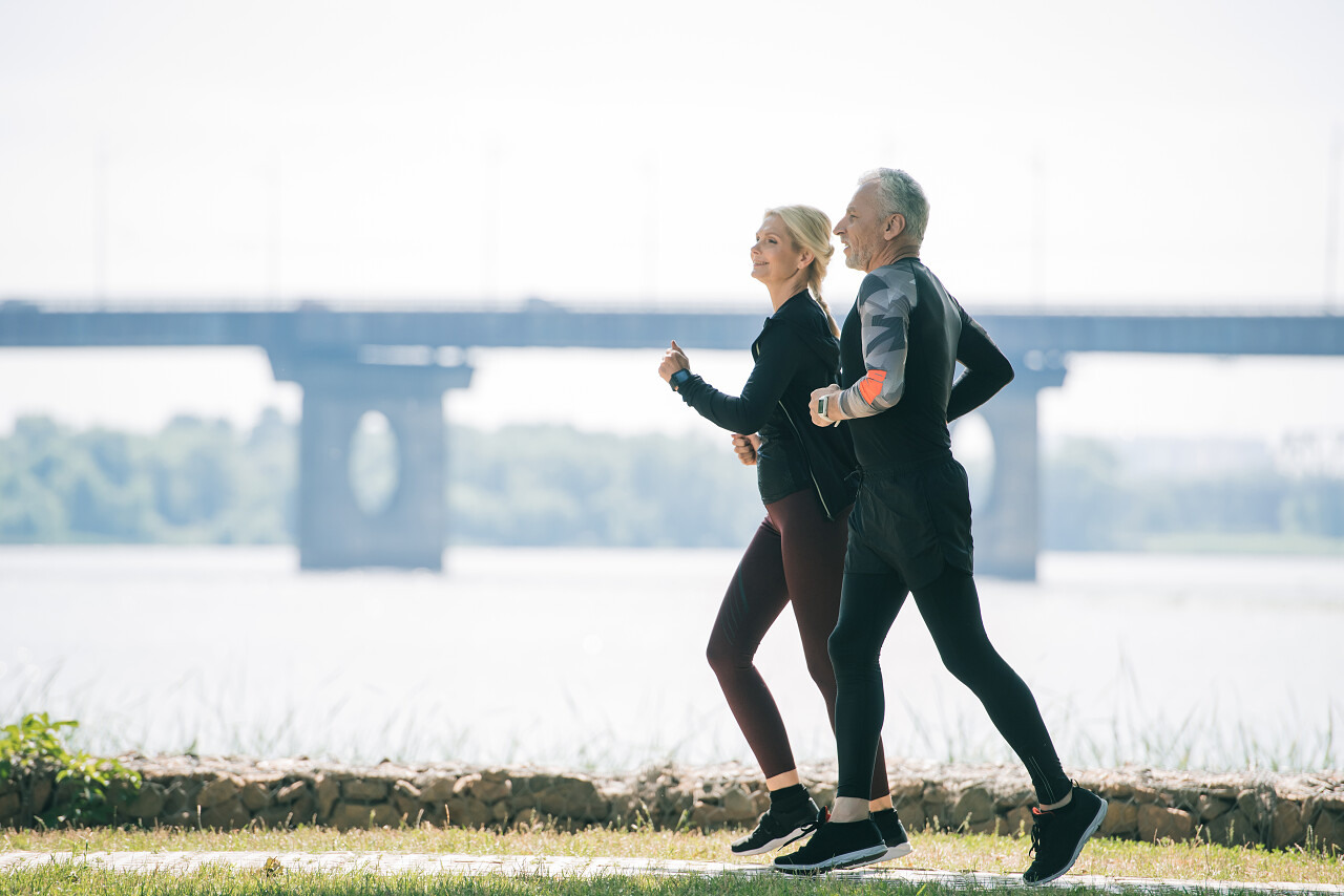 老人在河边慢跑