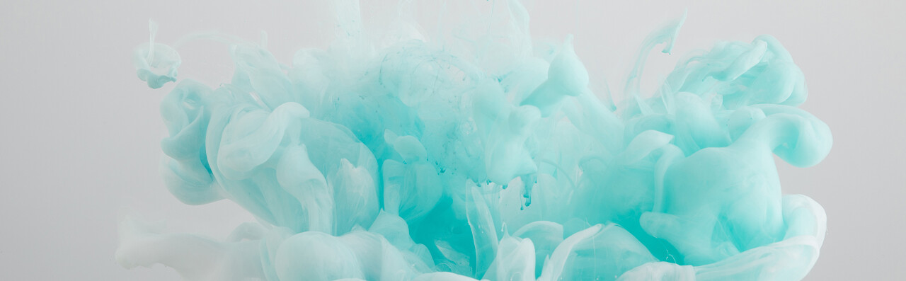 浅蓝色油漆漩涡的特写视图