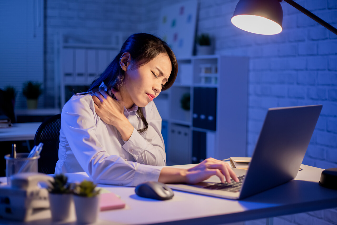 深夜在加班工作家庭工作压力压力压力疲劳辛苦工作疲劳烦躁犯困烦躁恼火烦躁困扰