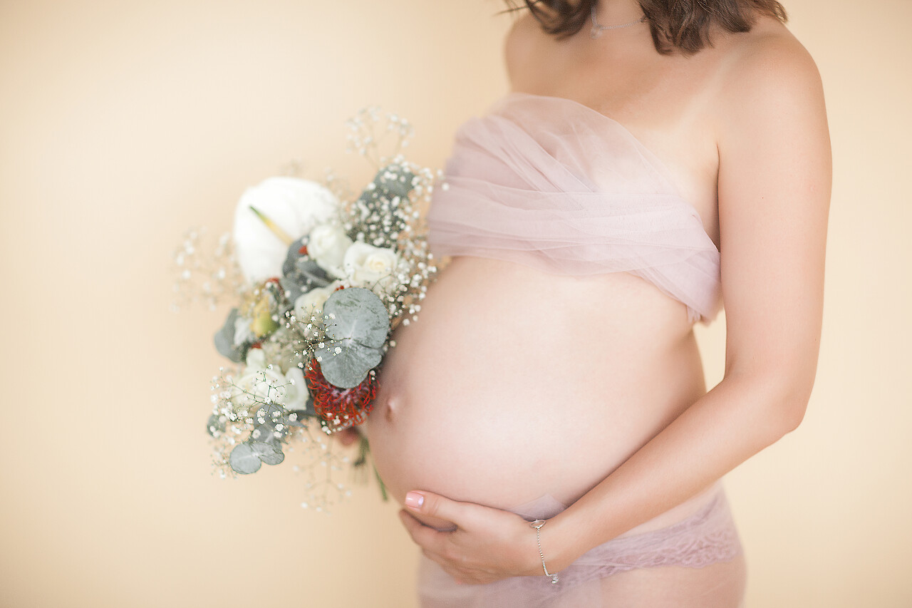孕妇手里拿着花朵母亲节