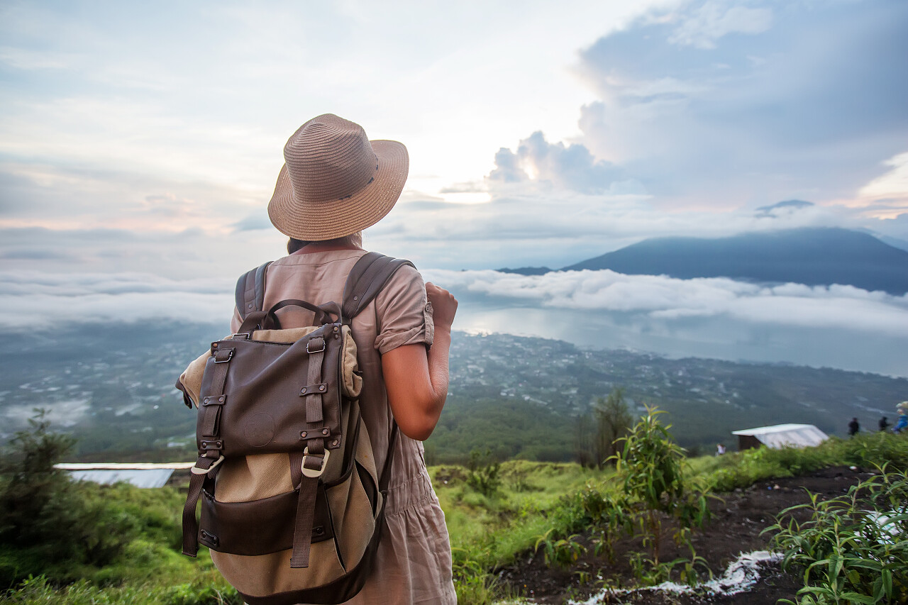在山顶上欣赏日出的女人户外旅游