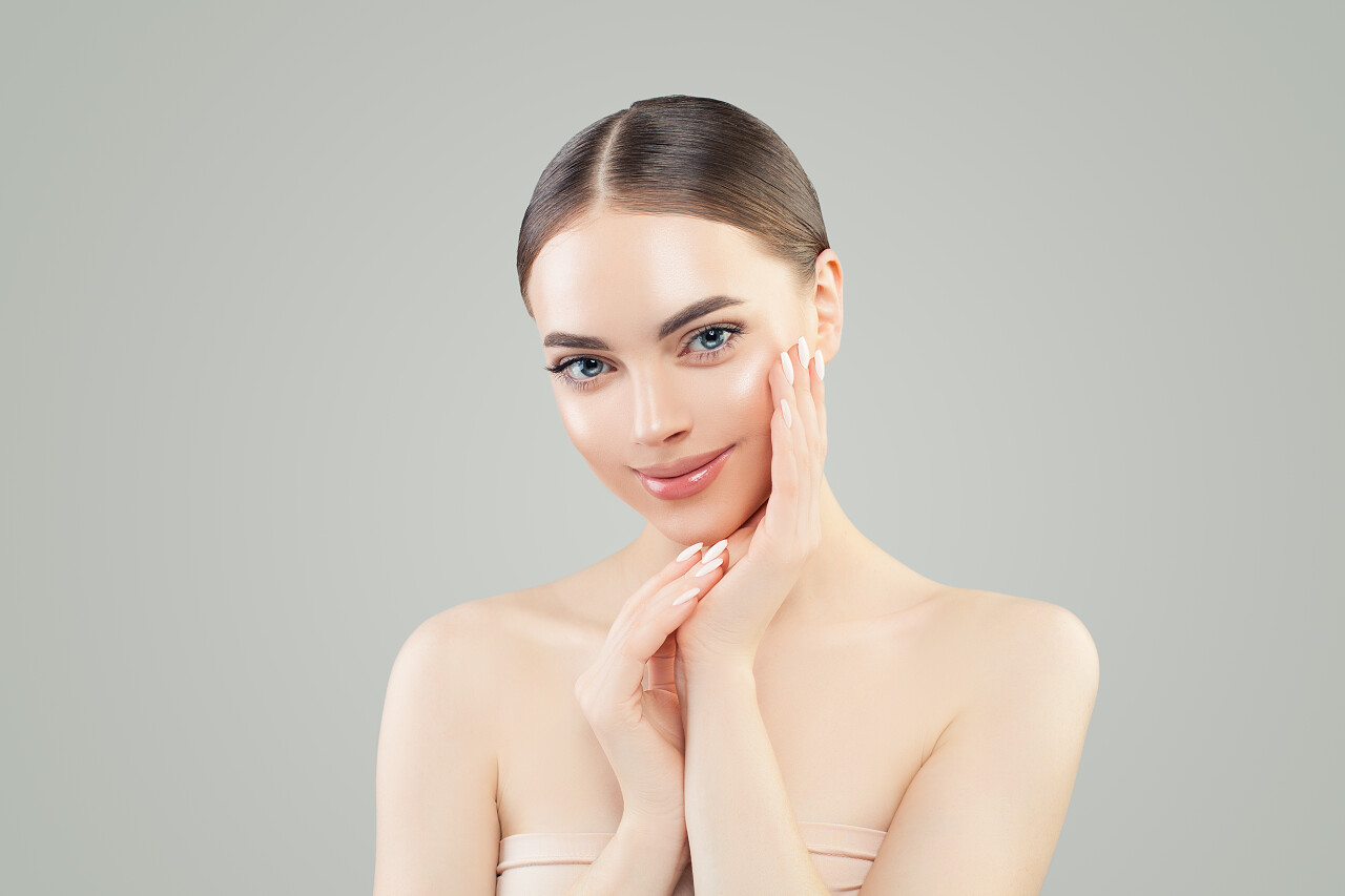 年轻女子微笑着护肤面部整形